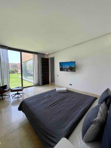 a bedroom with a large bed and a couch at Luxury Palm Villa in Marrakech