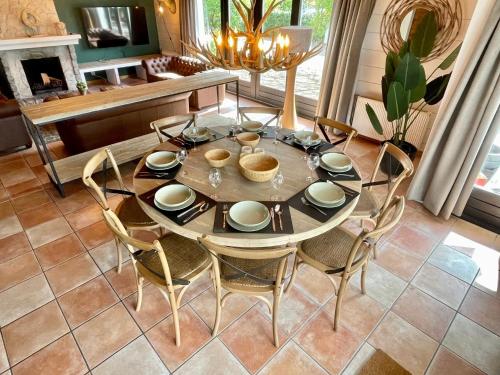 Χώρος καθιστικού στο KempenLodge, luxe boshuis voor 8 pers, in Brabantse natuur