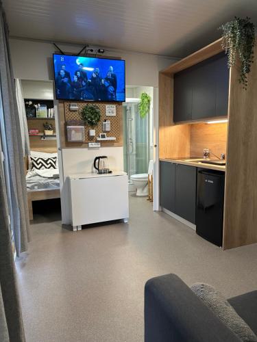 Una cocina o zona de cocina en MAGNOLIA HOUSE by the RIVER