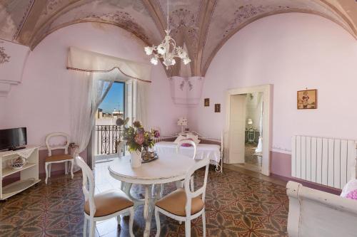 a dining room with a table and chairs at Casa Romantica by BarbarHouse in Sava