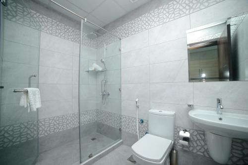 Vita Suites في المنامة: حمام مع دش ومرحاض ومغسلة
