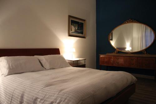 Dormitorio con cama con espejo y tocador en Apartment Flaminio, en Roma