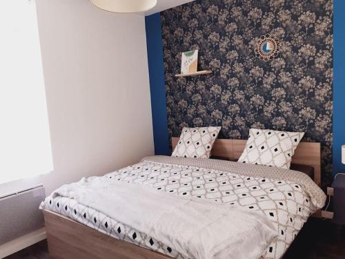 1 dormitorio con 1 cama con pared azul en L'artistique, 4 lits, 2 chambres, spacieux, atypique, en Amiens