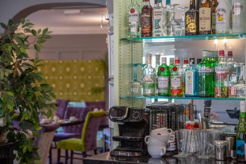 een bar met flessen alcohol op een plank bij Alton House Hotel in Alton