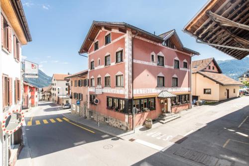 una strada vuota in una città con edifici di La Tgoma - Hotel & Restaurant a Lenz