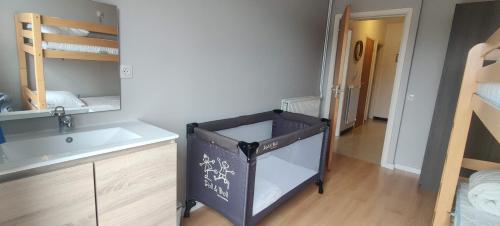 ein Bad mit einem Waschbecken und einem Etagenbett in der Unterkunft Le Zandkreek Plage & Centre - 2 Ch in Koksijde