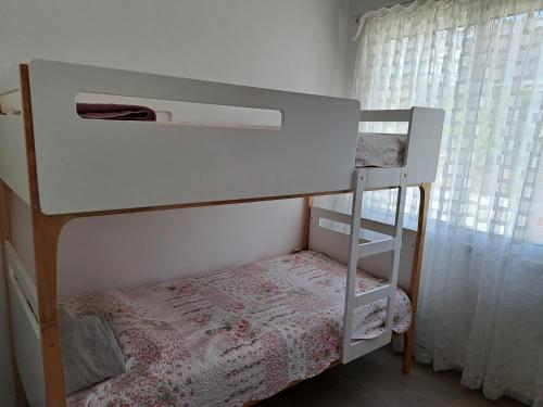 1 dormitorio con 2 literas y ventana en White house 3 bedroom City Center en Limassol