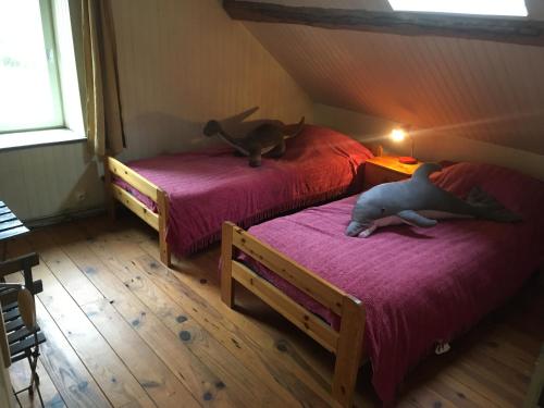 Postel nebo postele na pokoji v ubytování Lovely rural and quiet farmhouse with natural swimming lake