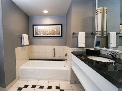 uma casa de banho com uma banheira e um lavatório em Caesars Windsor Hotel and Casino em Windsor