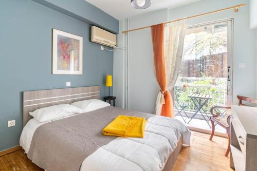 Sunny apartment right under Parthenon