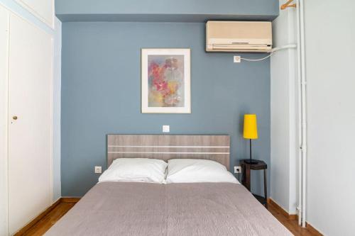 Sunny apartment right under Parthenon