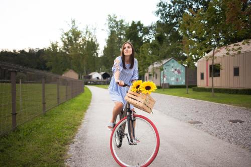 een meisje op een fiets met een mand met zonnebloemen bij MAGNOLIA HOUSE by the RIVER in Metlika