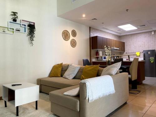 Posezení v ubytování Spacious and Bright Apartment in Dubai Marina
