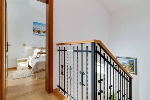 uma escada que leva a um quarto com uma cama em Villa NIMA - Holiday house with private pool em Barban