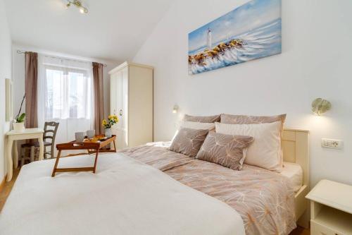 um quarto com uma cama grande e uma pintura na parede em Villa NIMA - Holiday house with private pool em Barban