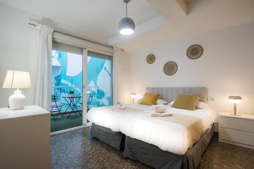 1 dormitorio con cama grande y ventana grande en Flatsforyou Carmen en Valencia