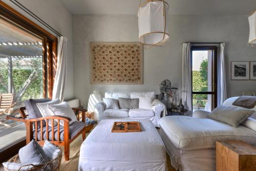 un soggiorno con divano, letto e tavolo di Villa Chiuso Torto a Campo nell'Elba