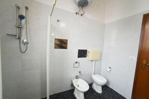 a bathroom with a toilet and a shower at Vivi Salento - Villa a Torre Lapillo in Torre Lapillo