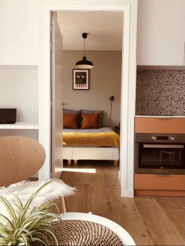een woonkamer met een bed en een bank bij Appart boheme chic in Annecy