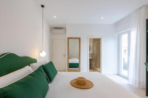 Postel nebo postele na pokoji v ubytování Vittoria Rooms Sorrento