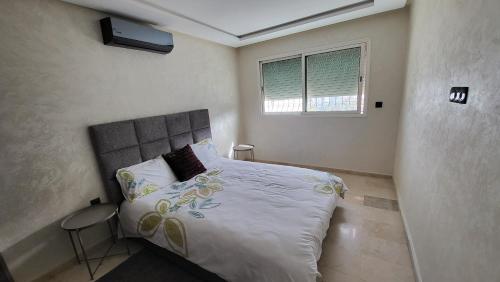 - une chambre avec un lit et une fenêtre dans l'établissement Anfa Studio 1, à Casablanca