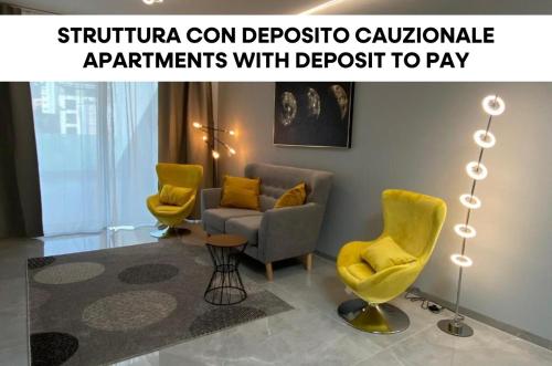 una sala d'attesa con sedie gialle e un divano di Promenade Apartments by Quokka 360 - modern apartments of design a Paradiso