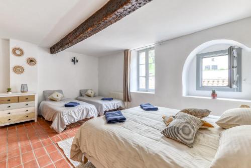 卡爾卡松的住宿－Au Puits de la Cité - Terrasse Vue Cité - Wifi，一间卧室设有三张床和窗户。