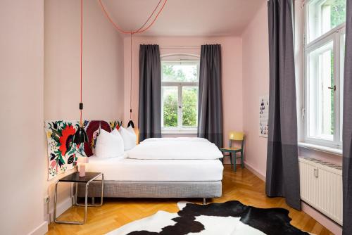 Tempat tidur dalam kamar di Villenwohnung Dresden Loschwitz