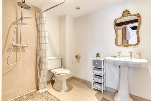 uma casa de banho com um WC, um lavatório e um chuveiro em Au Puits de la Cité - Terrasse Vue Cité - Wifi em Carcassonne