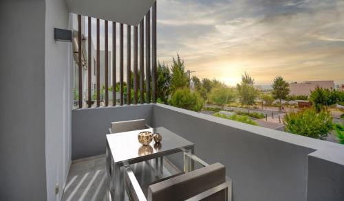 un osito de peluche sentado en un balcón con vistas en Tazrurt taghazout - T2 Luxe - Piscine, en Taghazout