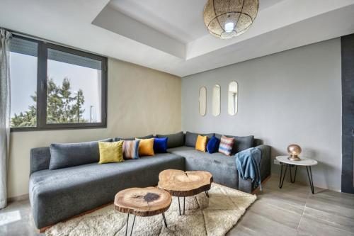 sala de estar con sofá y 2 mesas en Tazrurt taghazout - T2 Luxe - Piscine, en Taghazout