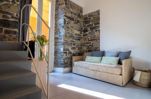 - un salon avec un canapé et un mur en briques dans l'établissement Home Waves Como, à Côme