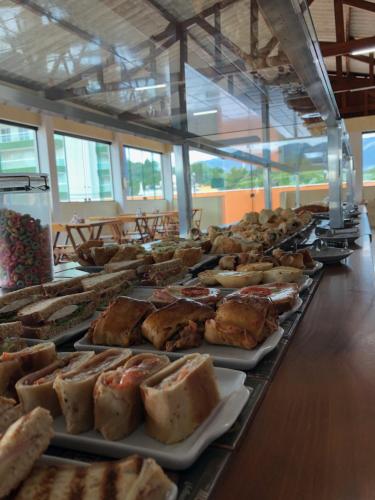 ein Buffet mit vielen verschiedenen Speisen in der Unterkunft Pousada Atlantic Sun in Bertioga