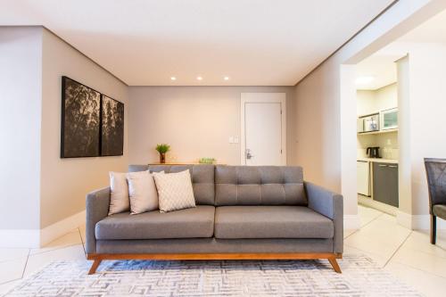 a living room with a couch in the middle at Delupo Apart Hotel in Criciúma