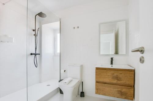 uma casa de banho com um WC, um lavatório e um chuveiro em Cruzeiro Charm Apartments em Lisboa