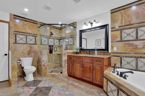 La salle de bains est pourvue de toilettes, d'une douche et d'un lavabo. dans l'établissement Atlanta Tuscan Dreamsmessage Now Spring Special!, à Atlanta
