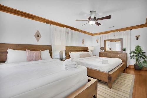 - une chambre avec 2 lits et un ventilateur de plafond dans l'établissement Atlanta Tuscan Dreamsmessage Now Spring Special!, à Atlanta