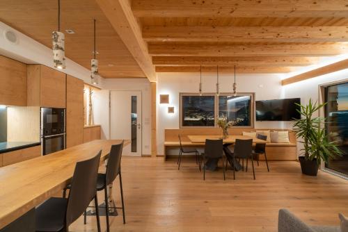 een open keuken en eetkamer met een tafel en stoelen bij Casera Cal De Mez- Wellness Chalet 