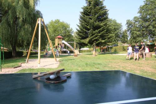 una mesa en un parque con parque infantil en Safari tent XS, en Berdorf