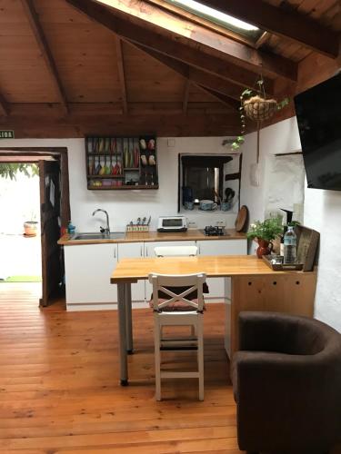 - une cuisine avec une table en bois dans une chambre dans l'établissement Finca Casa Madera, à Icod de los Vinos