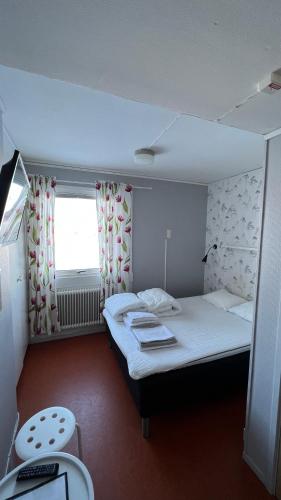 a small room with a bed and a window at STF Malmfältens Folkhögskola in Kiruna