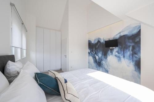 ein Schlafzimmer mit einem Bett und einem Wandgemälde in der Unterkunft Il Nido in Ernolsheim-Bruche