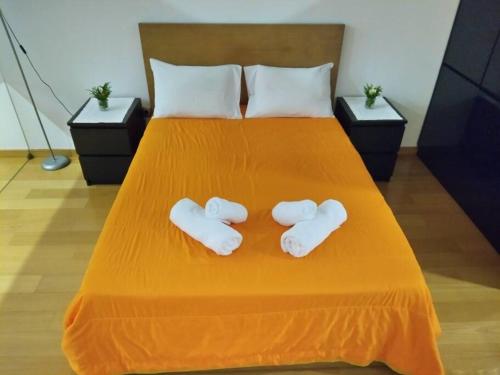 two towels on a bed in a room at APART 2 Alojamento Para Turismo e Negócios in Braga