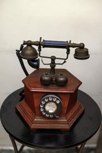 an old fashioned telephone sitting on a table at NALINAM HOMESTAY in Trivandrum