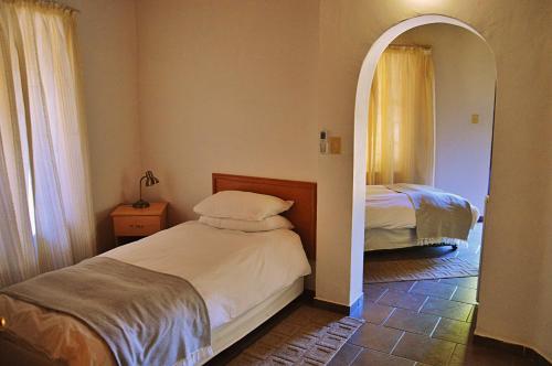Un ou plusieurs lits dans un hébergement de l'établissement Central Hotel Omaruru