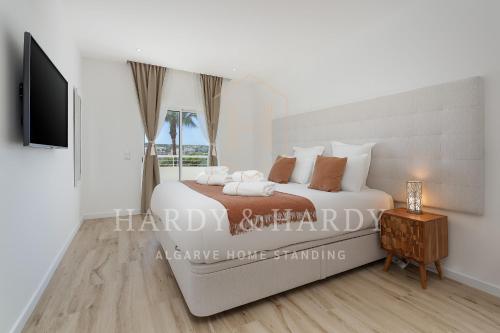 Postel nebo postele na pokoji v ubytování H&H - RARE Modern & Elegant Apartment with wonderful sea views, a few meters from Porto de Mos Beach