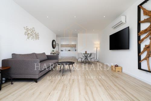 H&H - RARE Modern & Elegant Apartment with wonderful sea views, a few meters from Porto de Mos Beach