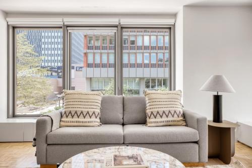 Uma área de estar em Back Bay 1BR w Gym nr Copley Sq BOS-739