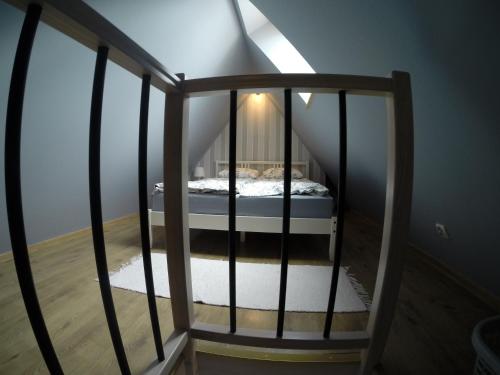 Una escalera con una cama en una habitación en Studio Stroma Zakopane, en Zakopane