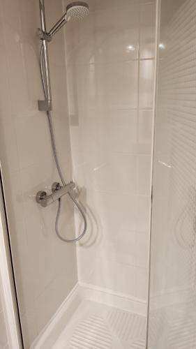 Kúpeľňa v ubytovaní LAVANDINES I Joli T3 villa mitoyenne piscine proche plage Rochelongue Cap d'Agde